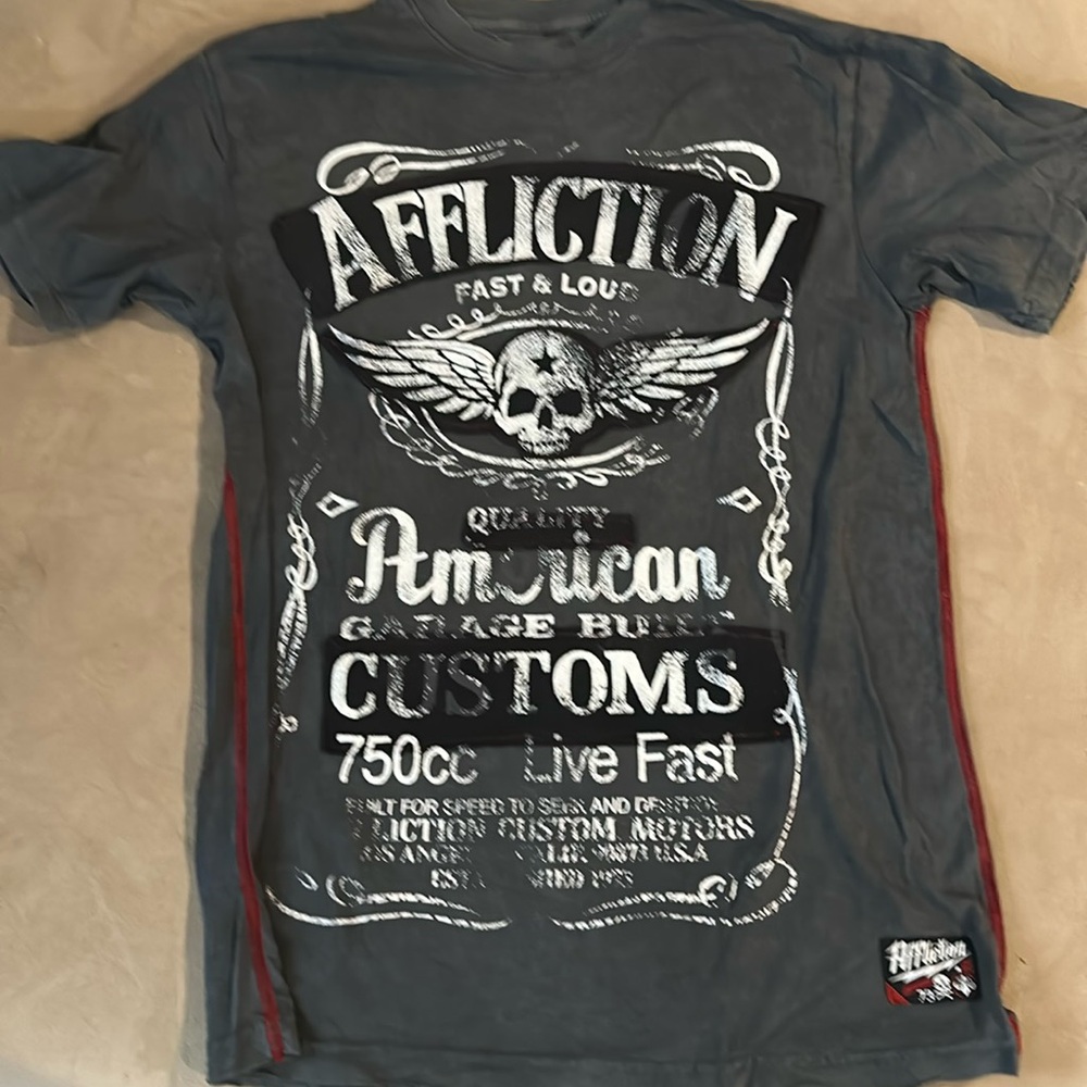 Very nice hardly worn affliction t shirt.